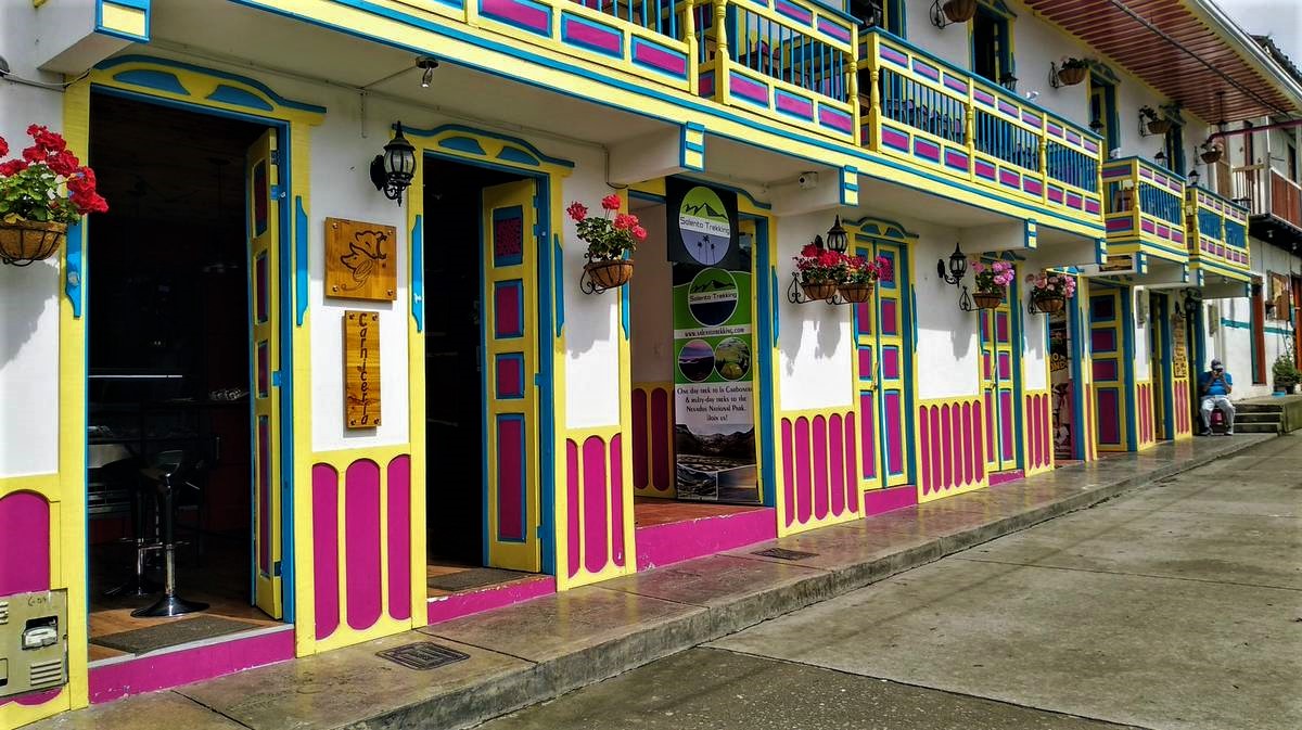 טיולים בסלנטו – עיירה צבעונית בלב עמק הקפה עם עצי דקל הגבוהים בעולם